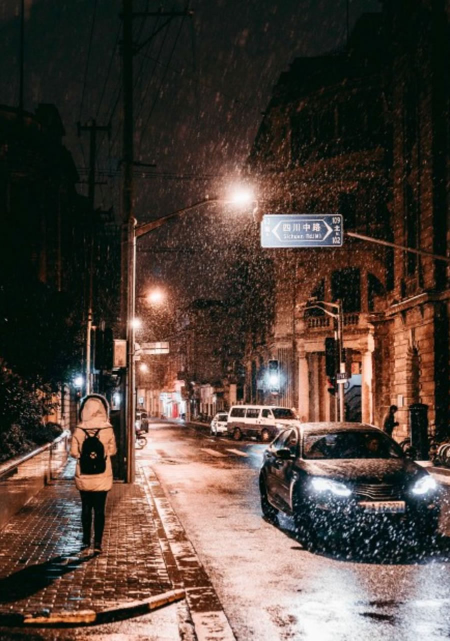 風雪夜歸人,唯有燈光和雪一路相伴